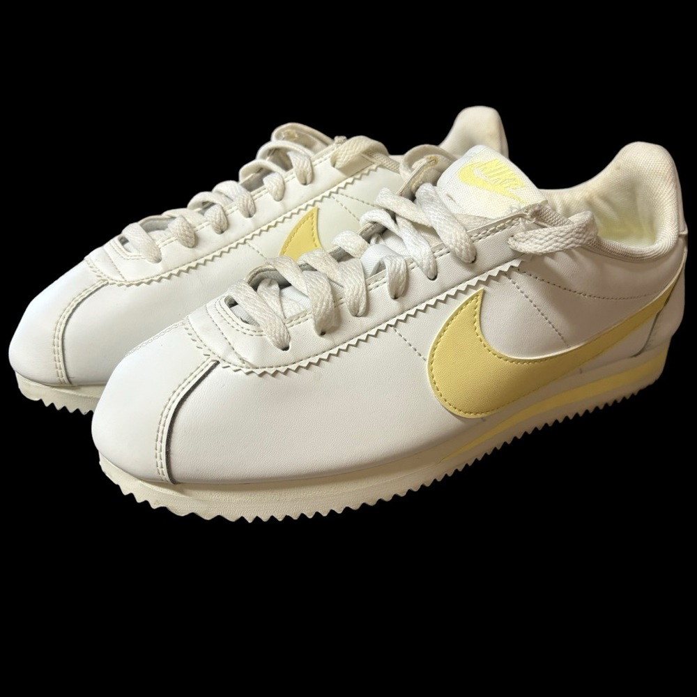 Nike Cortez classic women’s sneaker tennis shoe size 8.5 white pastel